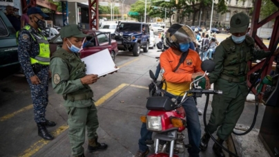Colectivos chavistas controlan el negocio del combustible en Venezuela