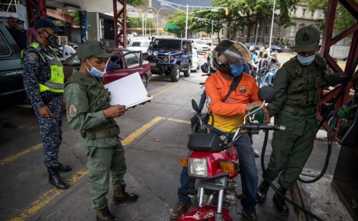 Colectivos chavistas controlan el negocio del combustible en Venezuela
