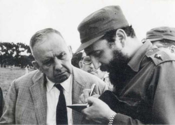 Fidel Castro junto a André Voisin