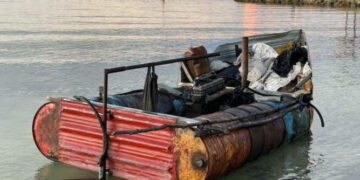 Patrulla Fronteriza detiene a 11 cubanos que arribaron a EE. UU. en una balsa hecha con tanques