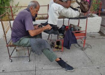 Holguín, limpiabotas