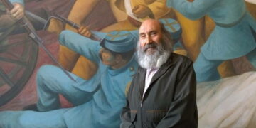 Antonio González Orozco frente a uno de sus murales
