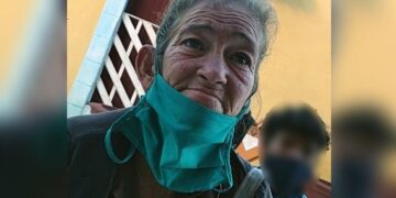 María Lourdes Nodarse Frómeta y su sobrino, Holguín, Cuba