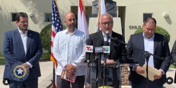 Esteban Bovo (frente al micrófono) y otros alcaldes de Miami-Dade reclamaron la liberación de los presos políticos cubanos