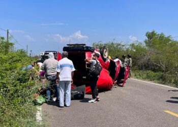 Vehículo accidentado en Oaxaca en el que viajaba una veintena de cubanos