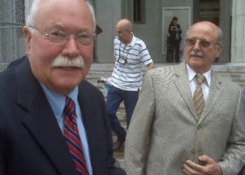 Hermanos Villoldo a la salida de la corte de Miami-Dade en 2011