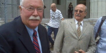 Hermanos Villoldo a la salida de la corte de Miami-Dade en 2011