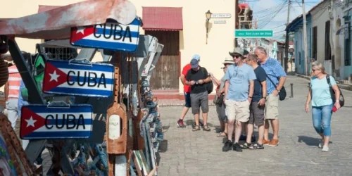 Turistas en la ciudad de Camagüey, Cuba
