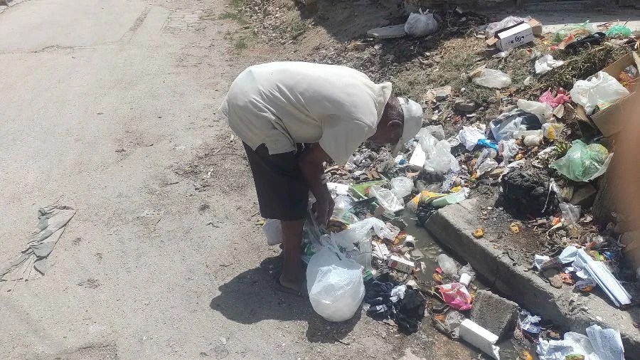 Un anciano revisa un basurero en Holguín 