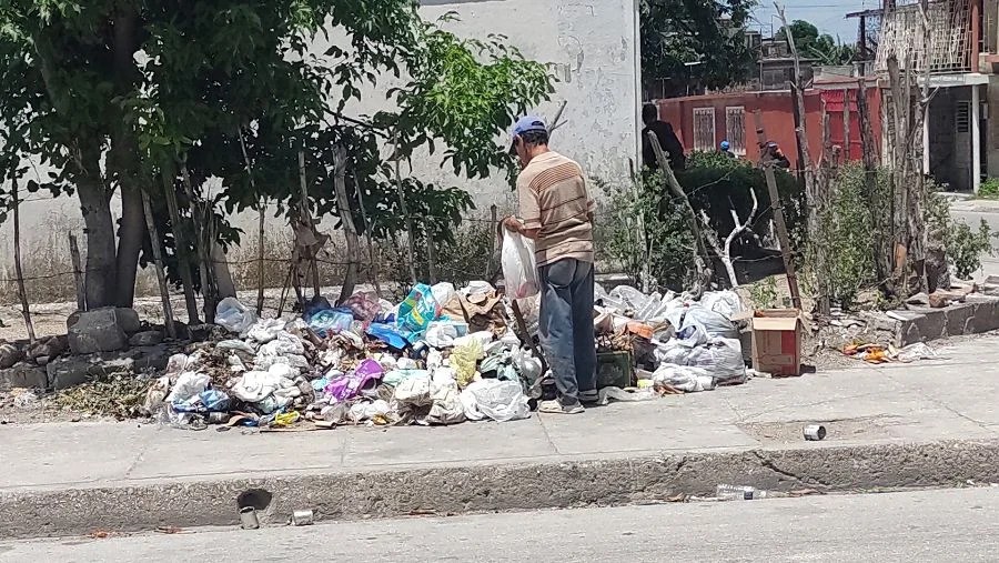 Otro anciano revisa la basura de un microvertedero de la ciudad de Holguín