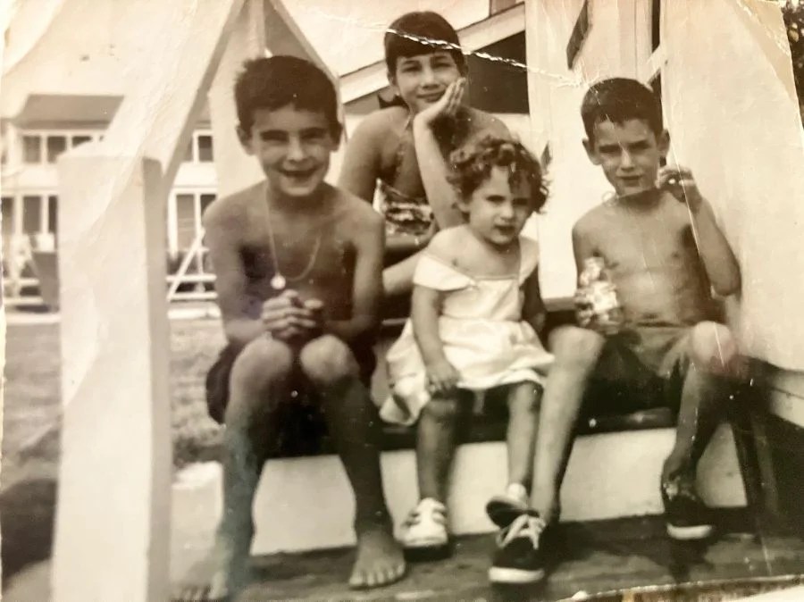 Andrea con sus  dos hermanos y una hermana en Filadelfia