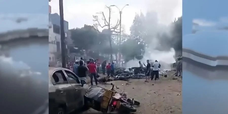 Las inmediaciones de la base aérea Marco Fidel Suárez, en Cali, Colombia, tras un atentado con explosivos, este jueves