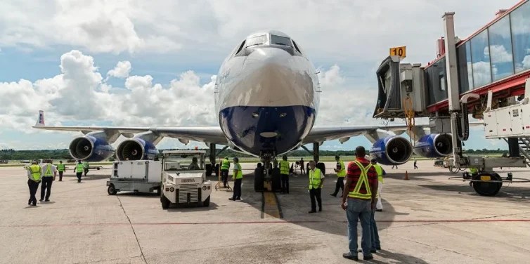 Un avión en el Aeropuerto Internacional "José Martí" de La Habana