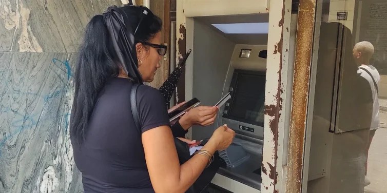 Una mujer intenta extraer dinero de un cajero automático en Holguín