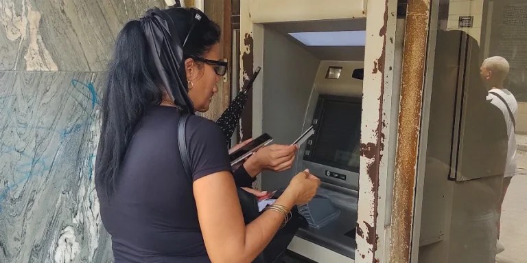 Una mujer intenta extraer dinero de un cajero automático en Holguín