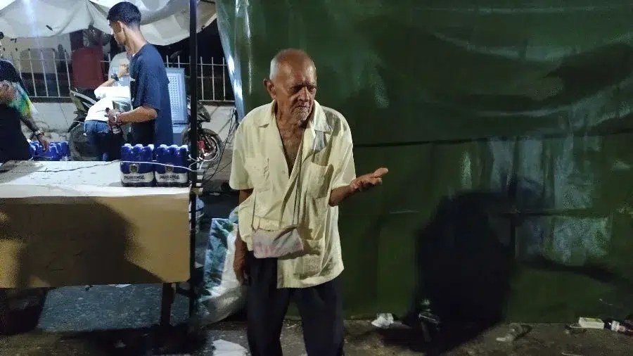 Un anciano pide limosnas en el carnaval de Holguín 