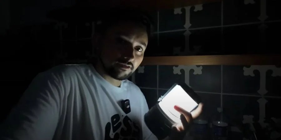 El youtuber chileno Claux.7 durante un apagón en La Habana