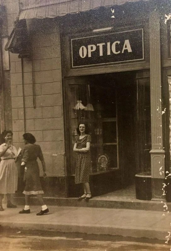 La Dra. Marta Ester Hajje, en su óptica en Bayamo, década de 1950 