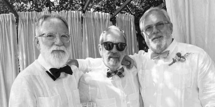De izquierda a derecha, los hermanos José, Mundy y Jorge Moya, en Nueva Jersey