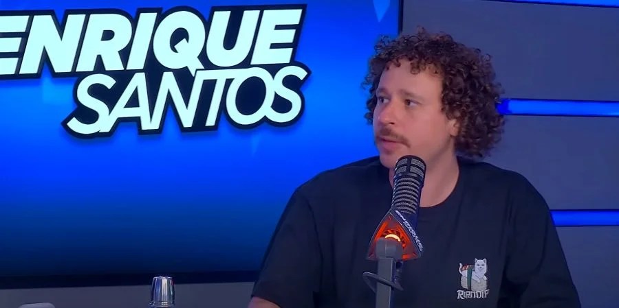 Luisito Comunica durante la entrevista con Enrique Santos