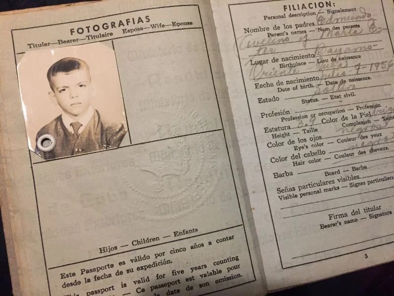 Pasaporte de Jorge Moya Hajjen cn autorización para salir de Cuba 