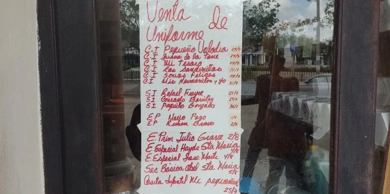 Venta de uniformes escolares en la tienda La Campana, de la ciudad de Holguín