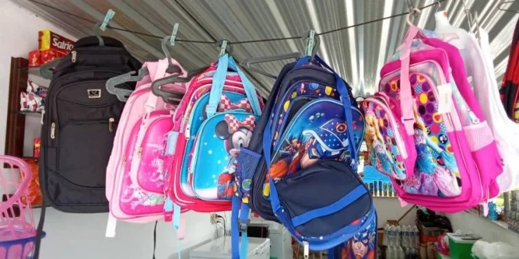 Venta de mochilas importadas en La Candonga, Santa Clara, a más de 8.000 pesos cada una
