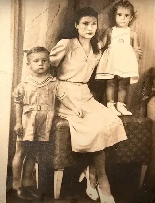 Con su madre, Josefina Álvarez Moure