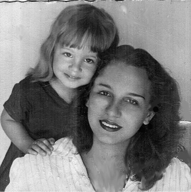 Con su madre, en Cuba, 1949