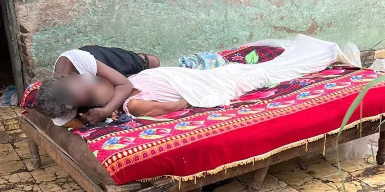 Una mujer abrazada a su madre muerta, la impactante imagen que deja el colapso de los servicios necrológicos en Holguín
