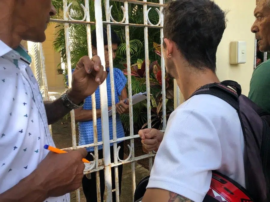 Entrada de la Embajada, este viernes