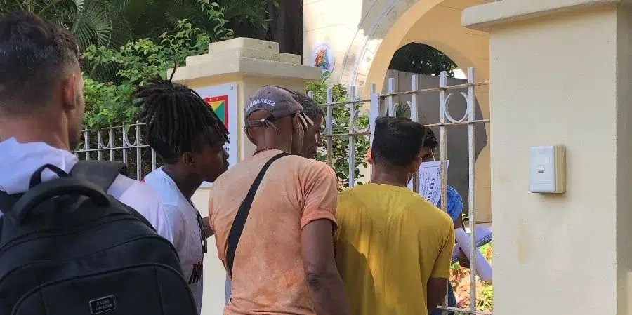 Este viernes fue el último día de recepción de datos de albañiles y carpinteros en la Embajada de Granada en La Habana. El lunes comienza la segunda fase de la convocatoria de trabajo