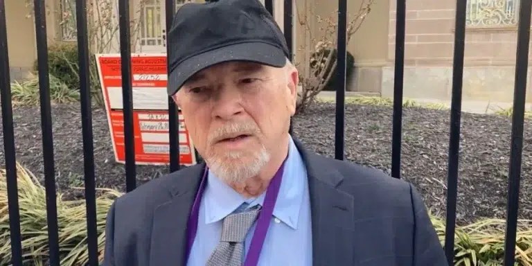 Frank Calzón en una protesta en febrero de este año ante la Embajada de Cuba en Washington