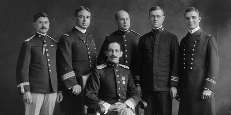 José Francisco Martí Zayas-Bazán (sentado) junto a un grupo de soldados