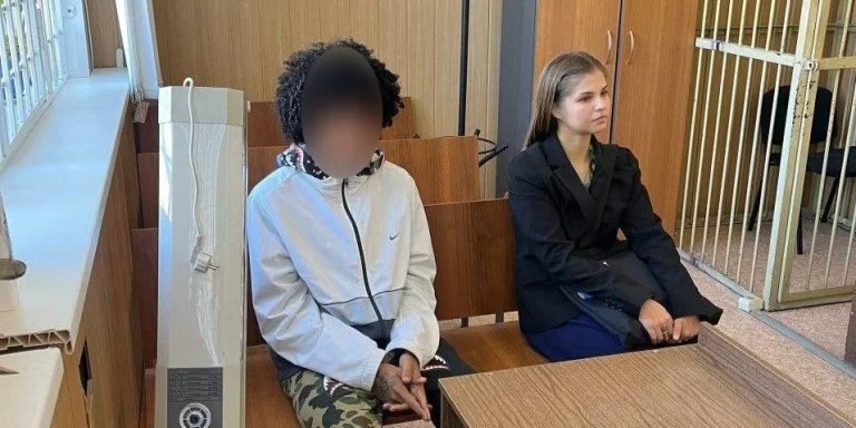 El joven cubano detenido, en una comisaría de Rusia