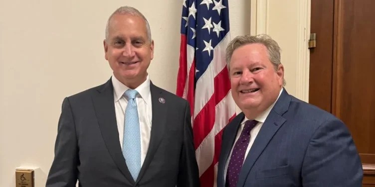 Mario Díaz-Balart (izquierda) y Mike Hammer