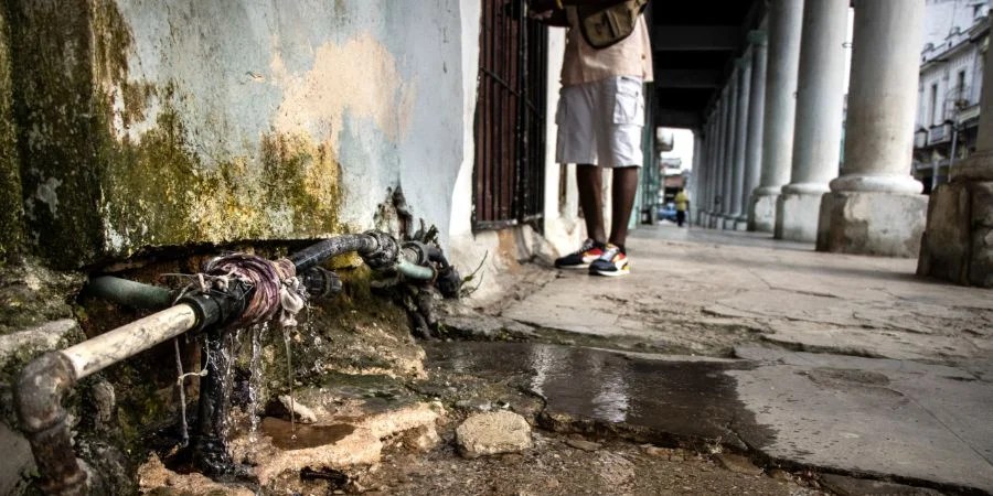 Los salideros, el agua estancada y las montañas de basura en La Habana propician la reproducción del mosquito que transmite el chikungunya