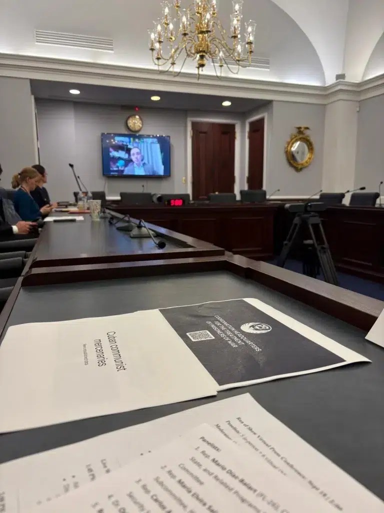 Sesión informativa organizada por el congresista Mario Díaz-Balart, este jueves