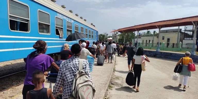 Pasajeros suben al tren Holguín-Habana
