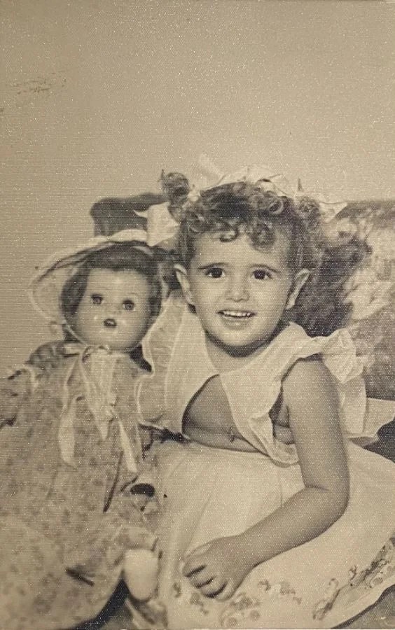 Aida con su muñeca favorita, a los cinco años