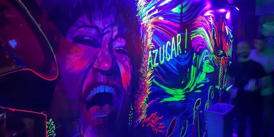 Celia Cruz en una de las paredes del club nocturno LGBTQ+ "Azúcar", en Miami