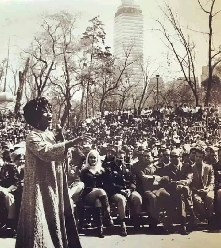 Celia Cruz en una presentación en la Alameda Central, Ciudad de México, en la década de 1970