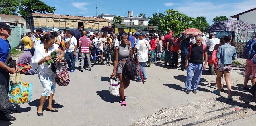 Holguineros tras la llegada del tren de Guantánamo