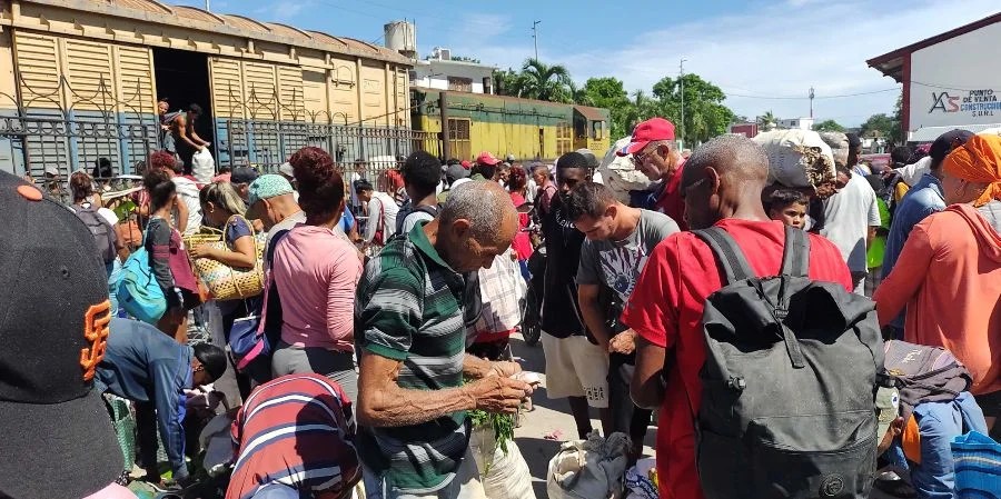 Holguineros a la llegada del tren de Guantánamo