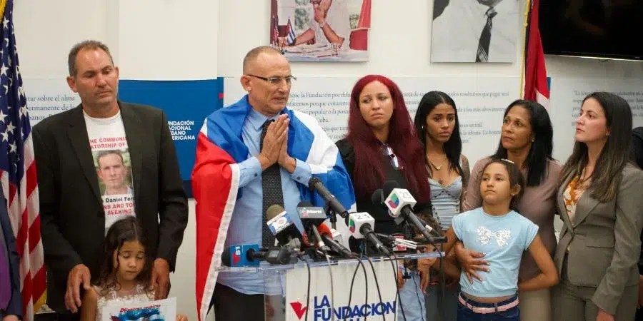 José Daniel Ferrer, rodeado de familiares, allegados y activistas, este lunes, en Miami