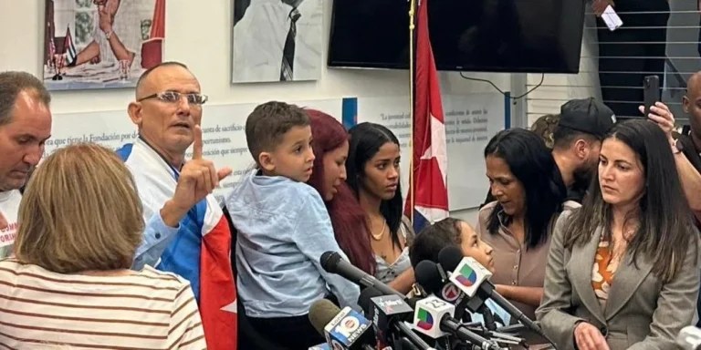 José Daniel Ferrer, rodeado de familiares y amigos, durante su conferencia de prensa, este lunes