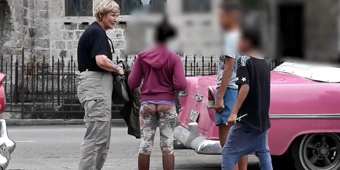 Foto referencial: Niños pidiendo dinero a una mujer extranjera en La Habana
