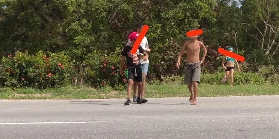 Niños pidiendo dinero en una autopista de La Habana