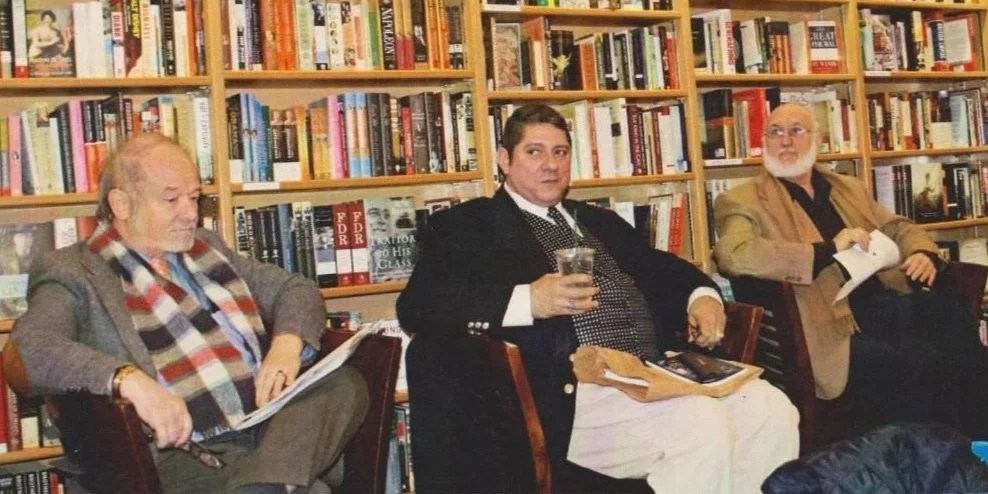 Rafael Bordao (en el centro), junto al poeta y profesor estadounidense Louis Bourne (izquierda) y el académico español Gerardo Piña-Rosales