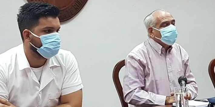 Raúl Omar Rodríguez Gracia (izquierda), junto al doctor Jorge González Pérez, director de Docencia Médica del MINSAP, en 2021